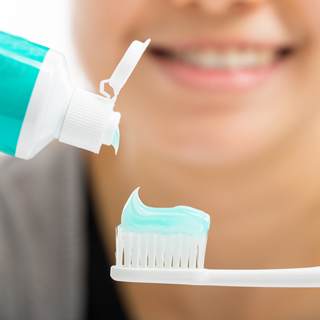 طريقة تنظيف الأسنان بالفرشاة والمعجون طريقة تنظيف الأسنان بالفرشاة والمعجون