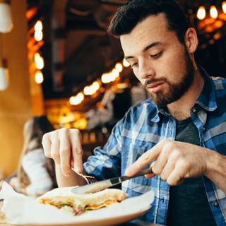 تنتظر كثيرا حتى تتناول الطعام تنتظر كثيرا حتى تتناول الطعام