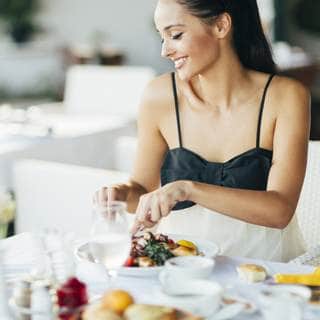 تتناول الطعام في الخارج في الكثير من الأحيان تتناول الطعام في الخارج في الكثير من الأحيان