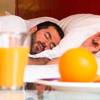 أطعمة تؤثر على نومك أطعمة تؤثر على نومك