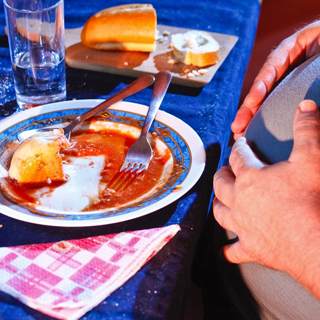 تناول كميات كبيرة من الطعام تناول كميات كبيرة من الطعام