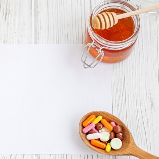 يعمل كمضاد حيوي يعمل كمضاد حيوي