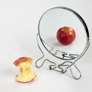 تناول الطعام أمام المرآة تناول الطعام أمام المرآة