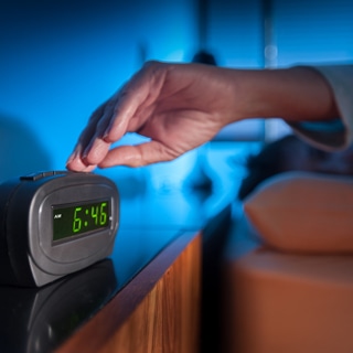 تضغط على زر الغفوة في المنبه تضغط على زر الغفوة في المنبه