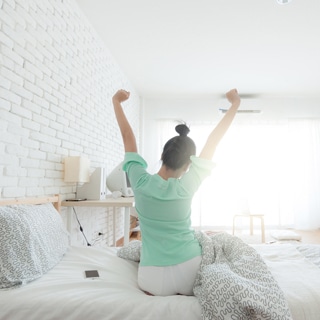 تنهض من السرير بسرعة تنهض من السرير بسرعة