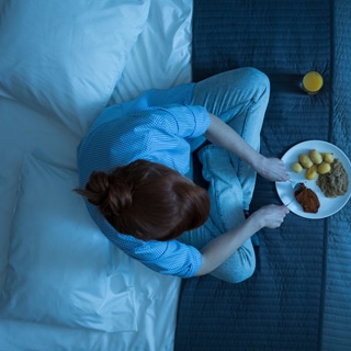 أطعمة عليك تجنبها قبل النوم أطعمة عليك تجنبها قبل النوم