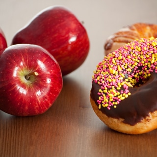 تتناول الوجبات الخفيفة الغير صحية تتناول الوجبات الخفيفة الغير صحية