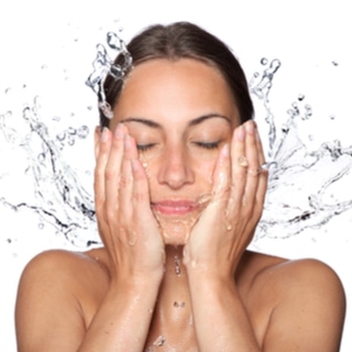 نظف بشرتك بانتظام نظف بشرتك بانتظام