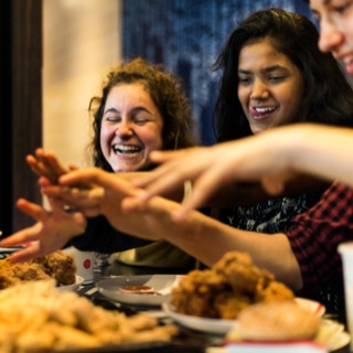 تجنب تناول كمية كبيرة من الطعام ومضغ الطعام جيداً تجنب تناول كمية كبيرة من الطعام ومضغ الطعام جيداً