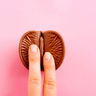 عادة ما يصيب الأعضاء التناسلية الخارجية عادة ما يصيب الأعضاء التناسلية الخارجية