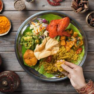 5 فوائد لتناول الطعام باليدين 5 فوائد لتناول الطعام باليدين