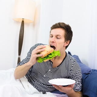 لا تتناول العشاء قبل النوم لا تتناول العشاء قبل النوم