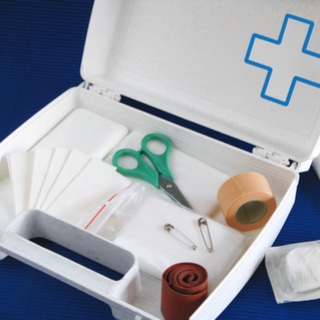 قم بإعداد مجموعة الإسعافات الأولية قم بإعداد مجموعة الإسعافات الأولية