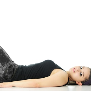 كيفية الاستلقاء على الأرض