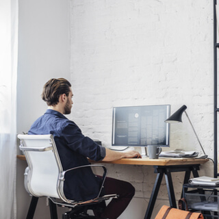 تعيين مساحة عمل أو مكتب منزلي تعيين مساحة عمل أو مكتب منزلي