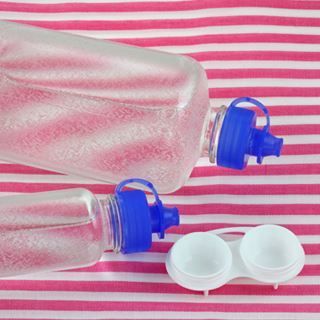 لا تستخدموا سوائل غير معدة للعدسات لا تستخدموا سوائل غير معدة للعدسات