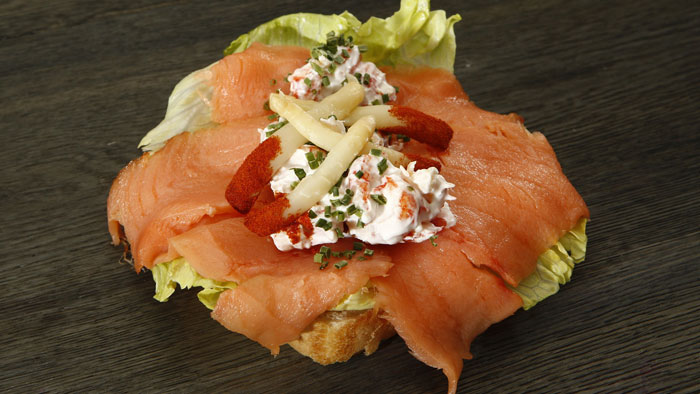 طبابة نت - الصدفية - السلمون المدخن من مكونات الفطور عالي البروتين