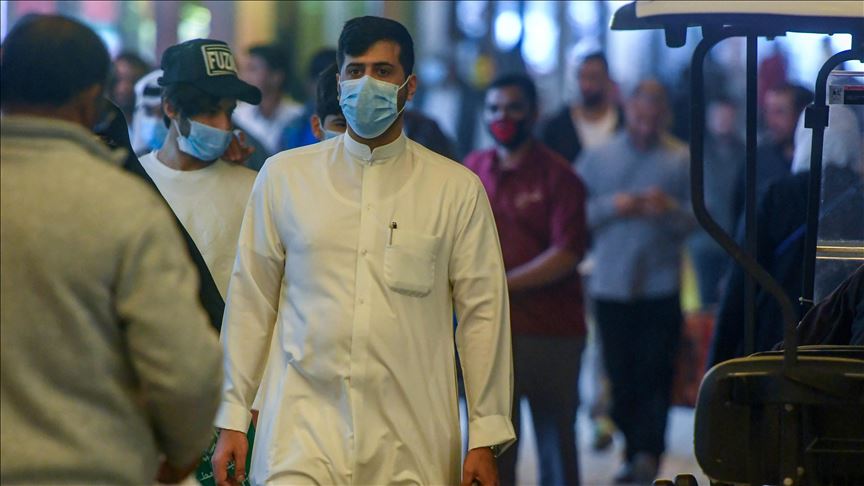 "حب الخشم" ممنوع.. كورونا يغير التحية التقليدية بالكويت (تقرير)