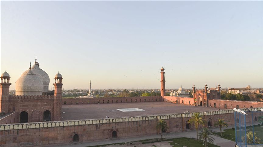 رغم كورونا.. مساجد باكستان مفتوحة في رمضان