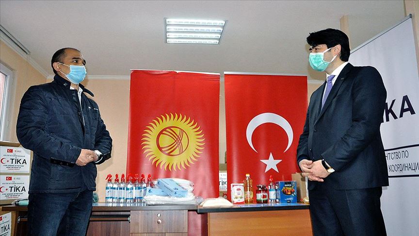 تيكا التركية تقدم مساعدات غذائية للمحتاجين في قرغيزيا