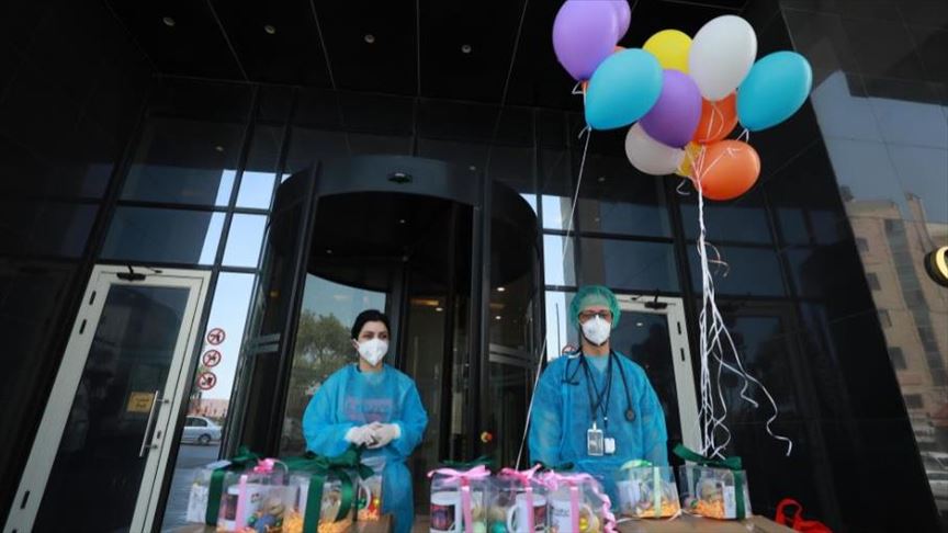 بلدية رام الله توزع هدايا "الفصح" على نزلاء الحجر الصحي