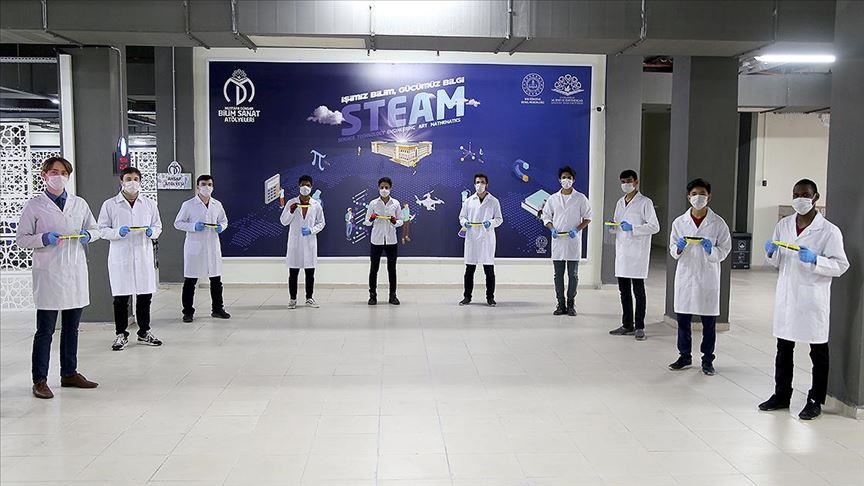 مساهمة للحد من انتشار كورونا.. طلاب أجانب بتركيا ينتجون كمامات (تقرير)