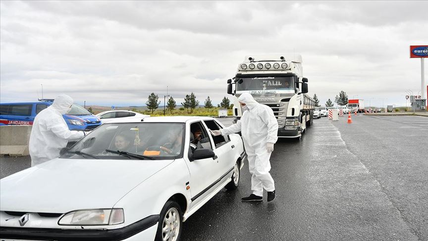 أطباء وممرضون سوريون يساهمون في مكافحة كورونا تعبيرًا عن الوفاء لتركيا (تقرير)