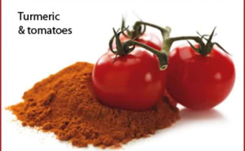 tomatoesturmeric1-825x510-2 اضرار الكركم والطماطم على الوجه