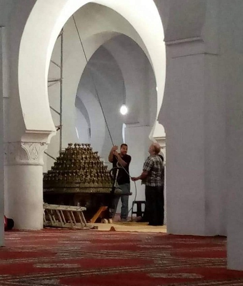 toraya خبر سار بالصور.. بأمر ملكي ثريا مسجد القرويين تعود لمكانها بعد أربع سنوات من غيابها وظهورها في متحف اللوفر بباريس