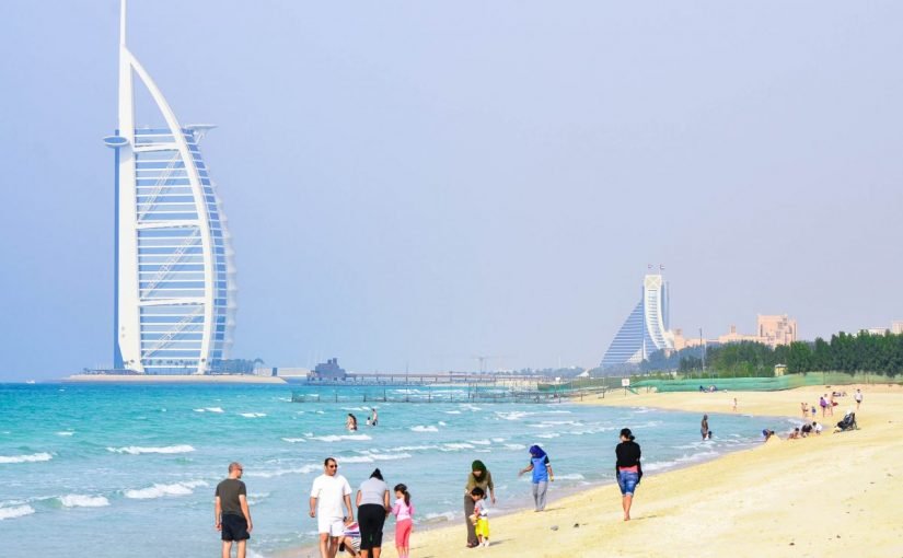 vereinigte-arabische-emirate-dubai-panorama-des-burj-al-arab-mit-dem-gegenucc88berliegenden-jumeirah-beach-hotel-dubai-vae-frasho-franks-travelbox-1-1200x800-825x510-2 ماذا ترتدي على الشاطئ في دبي