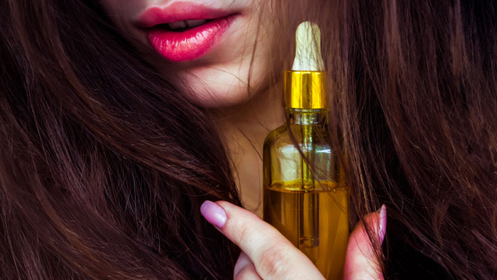 موقع طبابة نت - هل يساعد زيت الخروع على تطويل الشّعر حقّاً؟