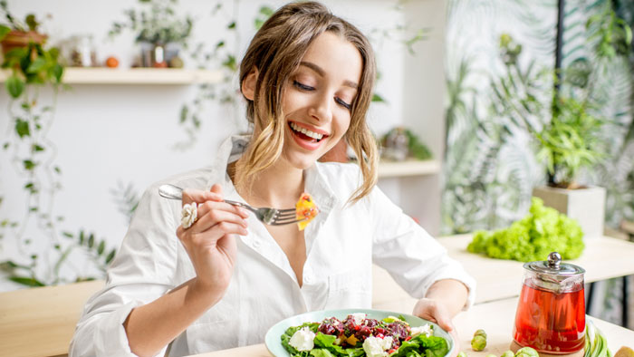 women-deit-food-4 طبابة نت - أساطير حول التغذية - الحمية النّباتيّة ومخاطرها، فتاة تتناول أغذية نباتية المصدر