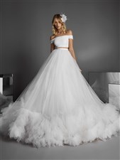 برونوفياس - Pronovias
من برونوفياس، كروب توب بسيطة التصميم، منسدلة الأكتاف، قصيرة عند البطن مع تنورة طويلة ومنفوشة معمولة من طبقات التول الكثيف وقد تزيّنت أطرافها بكشاكش ناعمة عززت من جمال الإطلالة العرائسية هذه وزادتها حيوية.