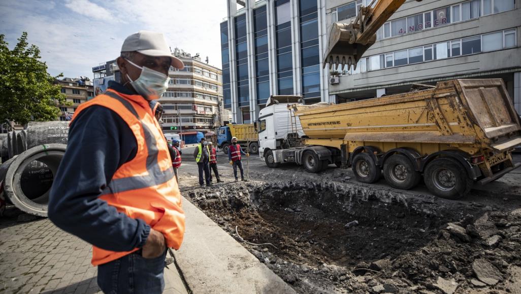 بأي حال عدت يا عيد؟ كورونا تلقي بظلالها وتحرم العمال من احتفالاتهم لن يُقام أي تجمّع تقليدي اليوم بمناسبة عيد العمال (الأناضول)