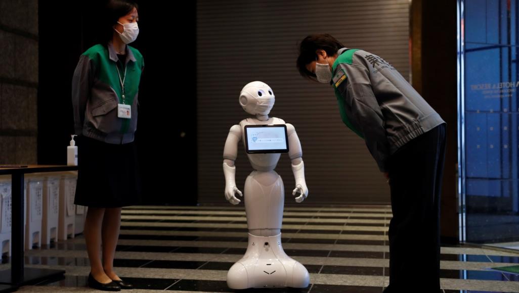 إنسان آلي لتحية مرضى كورونا باليابان.. قفزة هائلة في روسيا وتحذير من كارثة في أفغانستان حاكمة طوكيو يوريكو كويكي تتفقد أداء روبوت بيبر في أحد الفنادق التي يقيم فيها مرضى كورونا (رويترز)
