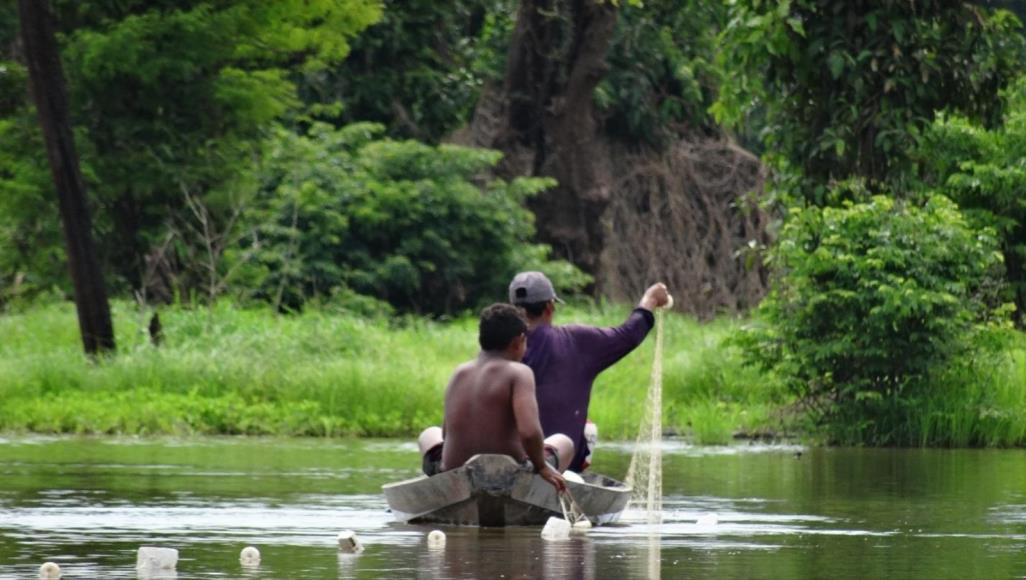 ليست الحرائق فقط.. سكان غابات الأمازون معرضون لخطر المجاعة صيادون من بحيرة بجانب نهر "بوروس" (يوريك أليرت)