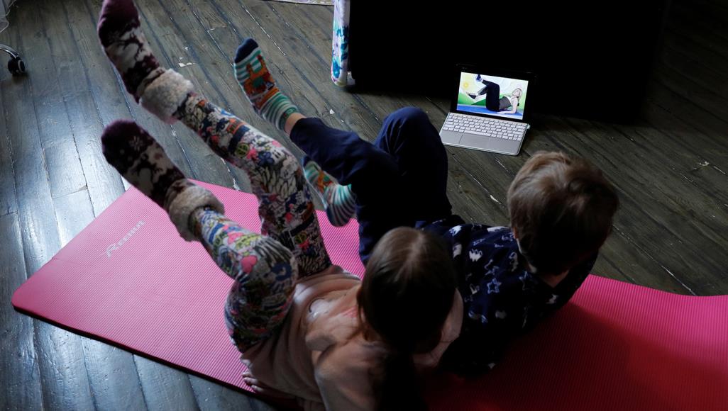 دورات يوغا عبر الإنترنت لأطفال أوكرانيا في الحظر إلى جانب اليوغا، تُقدم سلسلة (روضة الأطفال الإلكترونية) دروسا في اللغة الإنجليزية والرسم ودورات في تطوير الذاكرة وإثراء الخيال (رويترز)