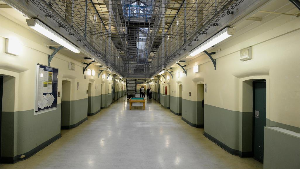 هيئة أوروبية لمنع التعذيب تنبه إلى أزمة كبيرة في السجون البريطانية منذ 24 مارس /آذار الماضي تخضع السجون في أنحاء إنجلترا وويلز لإجراءات عزل وسط أزمة فيروس كورونا المستجد (رويترز)