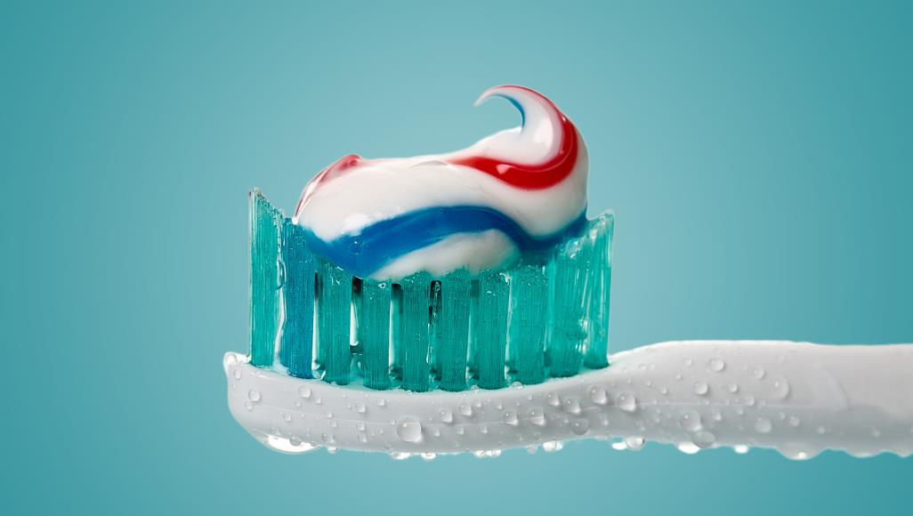 معجون الأسنان يحارب كورونا.. والكشف عن مضاعفات خطيرة للمرض التأثير المضاد للميكروبات لمعجون الأسنان يستمر فقط من ثلاث إلى خمس ساعات (الجزيرة)