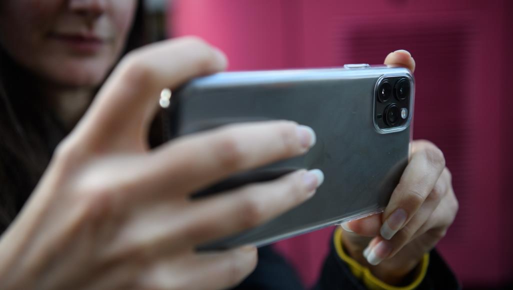 بين آيفون 11 برو وغوغل بكسل 4.. كيف تحقق أقصى استفادة من كاميرا هاتفك الذكي؟ بإمكانك التحكم بكاميرا هاتفك للحصول على الصورة المثالية (غيتي إيميجز)