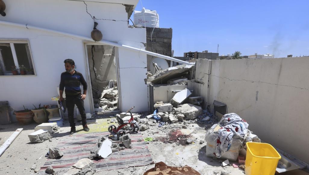 بعد تراجعها جنوبي طرابلس.. قوات حفتر تقصف المدنيين وتوقع ضحايا مخلفات القصف بصواريخ غراد على منطقة زناتة السكنية بضواحي طرابلس الجنوبية (الأناضول)