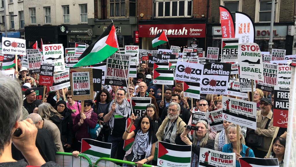 قرار تاريخي للمحكمة العليا البريطانية يصدم الشركات المستثمرة في إسرائيل مظاهرات مناصرة لفلسطين في بريطانيا (الجزيرة)