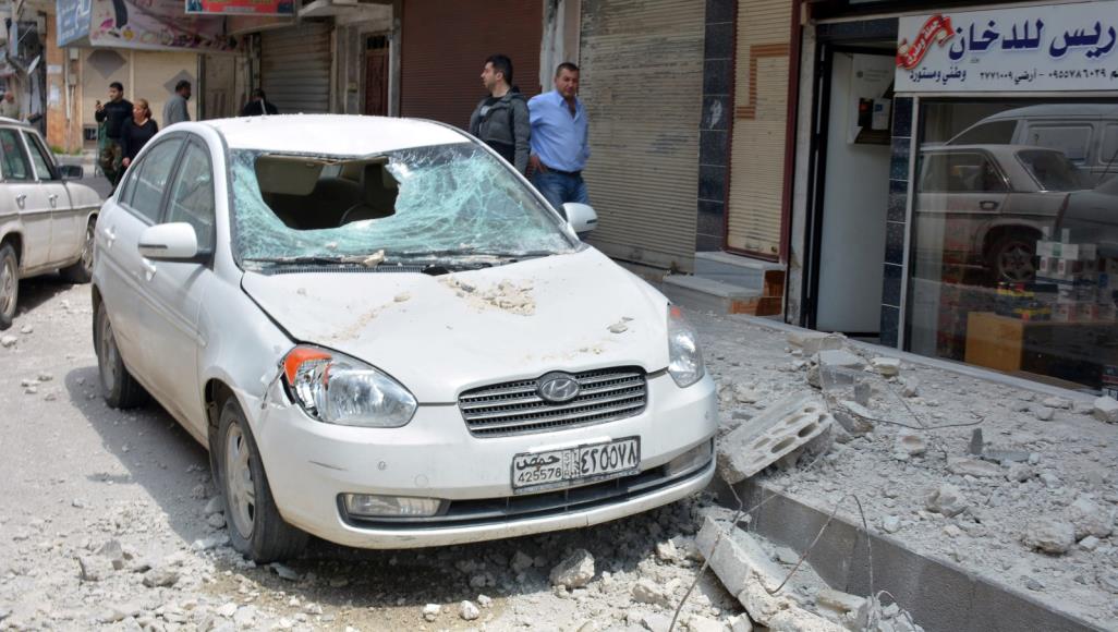 بعد غارة إسرائيلية بالجولان.. النظام السوري يتراجع عن تعرضه لهجوم بحمص ويعزو الانفجارات لخطأ صورة نشرها إعلام النظام لآثار سقوط الشظايا في مدينة حمص (رويترز)