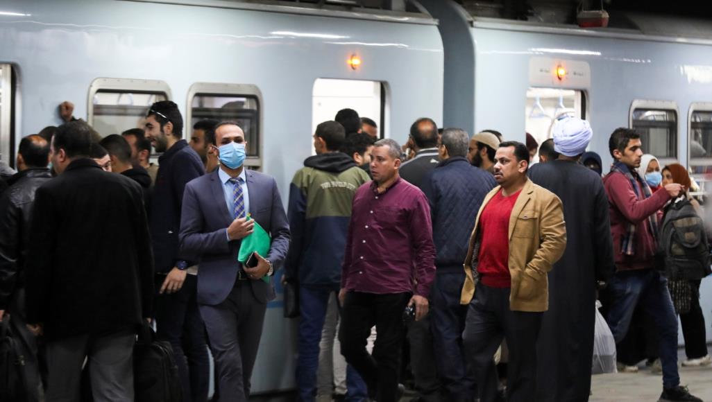 مصر.. 358 إصابة بأعلى حصيلة يومية منذ تفشي كورونا المصريون مضطرون للحصول على مكان بوسائل النقل والمواصلات (رويترز)