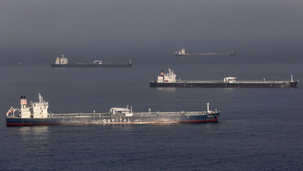 أسعار النفط تستقر مع سريان اتفاق خفض الإنتاج ناقلات نفط راسية قرب ميناءي لونغ بيش ولوس أنجلوس بالولايات المتحدة (الفرنسية)