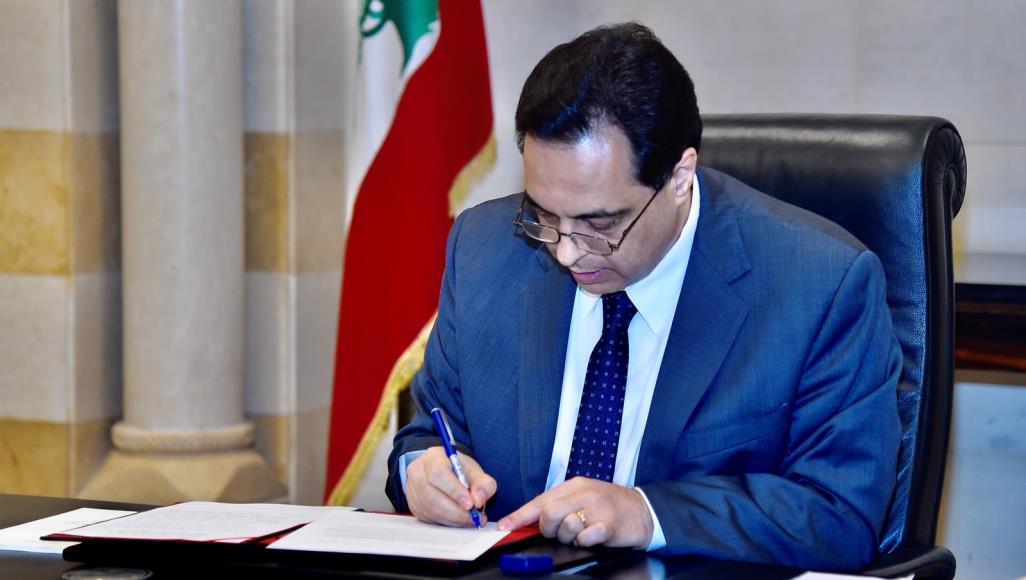 لبنان يطلب دعم صندوق النقد الدولي وجمعية المصارف ترفض خطة الإنقاذ الحكومية رئيس الحكومة حسان دياب يوقع طلبا موجها لصندوق النقد الدولي (رويترز)
