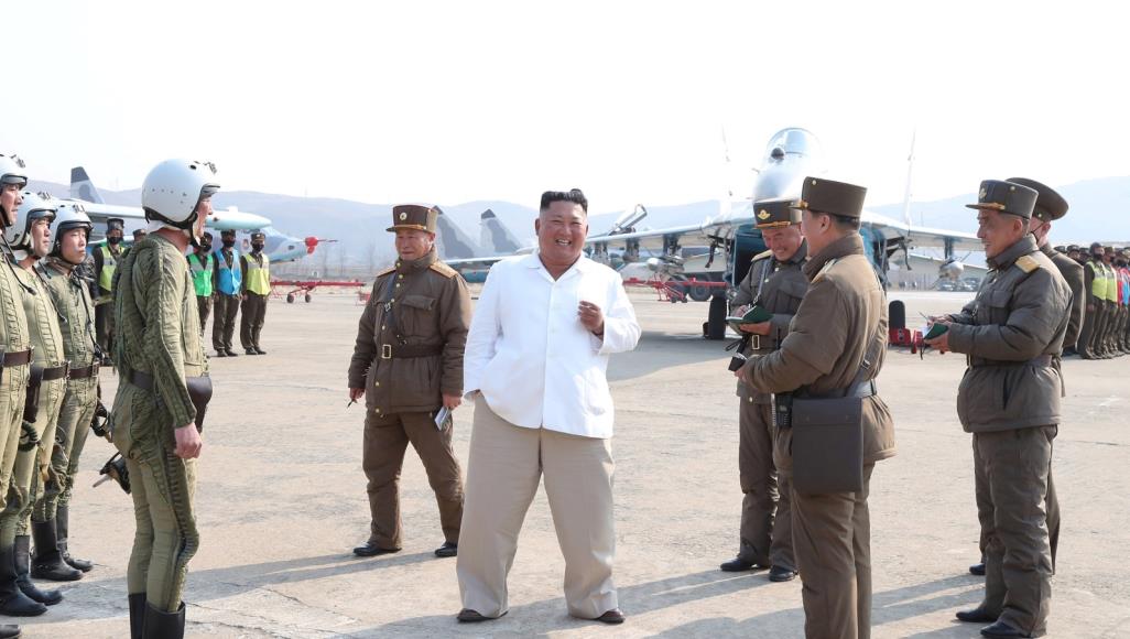 أول ظهور إعلامي لزعيم كوريا الشمالية بعد تكهنات بشأن صحته ظهور سابق لزعيم كوريا الشمالية في صورة نشرها الإعلام الرسمي يوم 12 أبريل/نيسان الماضي (رويترز)