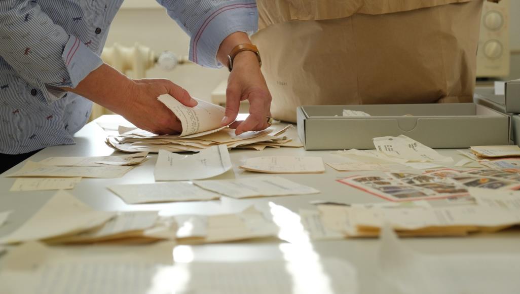 استفد من وجودك بالبيت لعمل أرشيف رقمي لحفظ مستنداتك وصورك الخطوة الأولى في بناء أرشيف رقمي هو جمع كل المستندات من وثائق رسمية وصور وشهادات (غيتي)