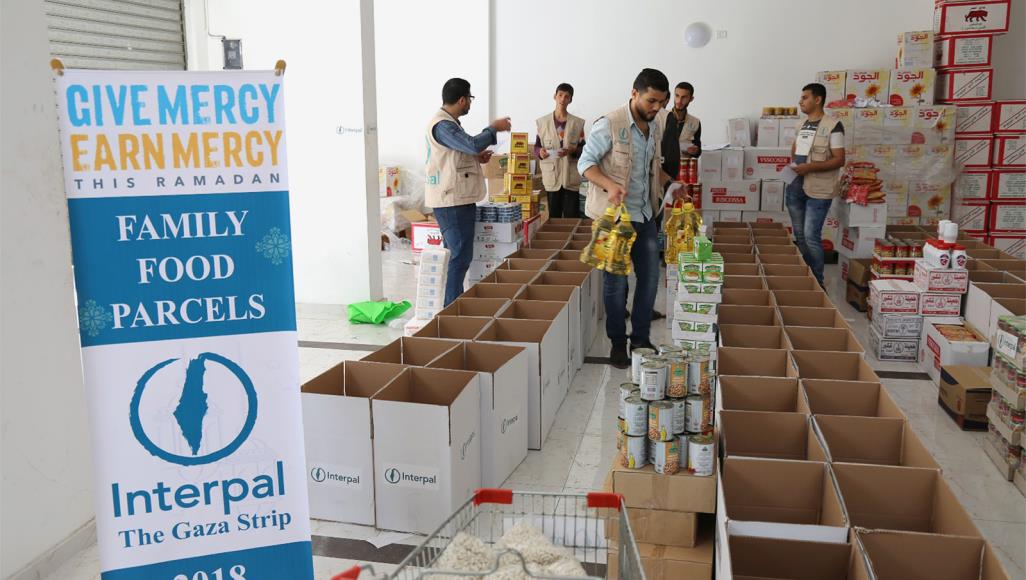 ضغوط بريطانية على صندوق "إنتربال" تعصف بحياة آلاف الفقراء في غزة الضغوط التي يتعرض لها صندوق "إنتربال" تؤثر بشكل كبير على آلاف المستفيدين من الفئات الفقيرة (الجزيرة نت)