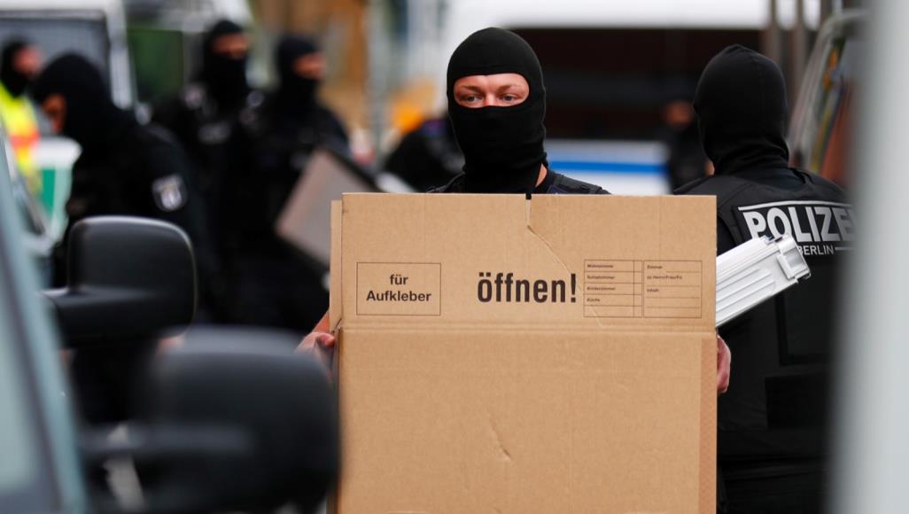 قناة إسرائيلية: لهذا منعت ألمانيا حزب الله وهذا دور الموساد في القرار عناصر الأمن الخاص الألماني دخلوا مقر جمعية يعتقد أنها على صلة بحزب الله (رويترز)